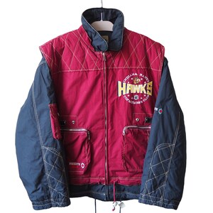 Könnte beinhalten: Eine Vintage-Jacke in Burgunderrot und Marineblau mit dem Text "Indiana Pacers Hawks Top Member Club". Die Jacke hat ein Steppmuster auf den weinroten Einsätzen und marineblauen Ärmeln. Sie hat einen Reißverschluss und mehrere Taschen.