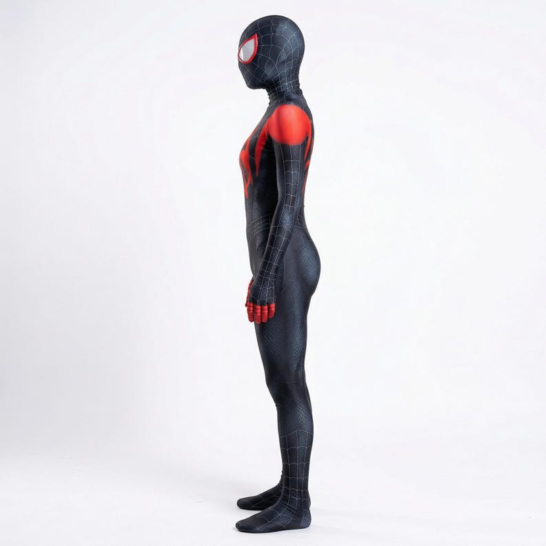 Puede incluir: Una taza de cer&aacute;mica blanca con un asa negra y el texto "But First, Coffee" en negro, con una fuente de estilo manuscrito. La taza est&aacute; sobre una superficie blanca.