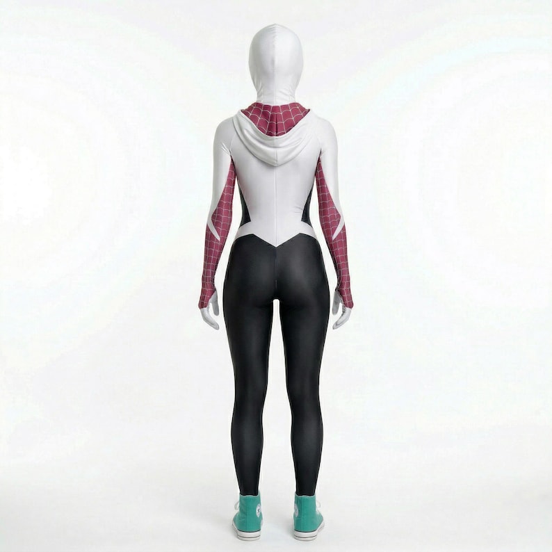 Peut inclure: Tasse en c&eacute;ramique blanche avec une anse noire et l'inscription "But First, Coffee" dans un style manuscrit. La tasse est pos&eacute;e sur une surface blanche. Pour boissons chaudes.