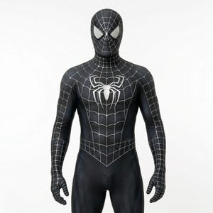 Puede incluir: Un disfraz negro de Spider-Man con un diseño de telaraña plateada y un gran emblema de araña en el pecho. El traje completo incluye una máscara con lentes blancas. El disfraz está diseñado para parecerse al personaje de los cómics y películas de Spider-Man.