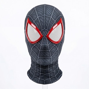 Puede incluir: Una m&aacute;scara negra de Spider-Man con un dise&ntilde;o de telara&ntilde;a y aberturas para los ojos con bordes rojos. Las aberturas de los ojos tienen una malla blanca. La m&aacute;scara cubre toda la cabeza y el cuello, sobre un fondo blanco.