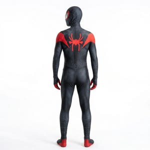 Puede incluir: Un juego de tres tazas de cer&aacute;mica con un acabado mate moteado. Las tazas son de color crema, gris claro y gris oscuro. Cada taza tiene un dise&ntilde;o simple y minimalista, ideal para caf&eacute; o t&eacute;.