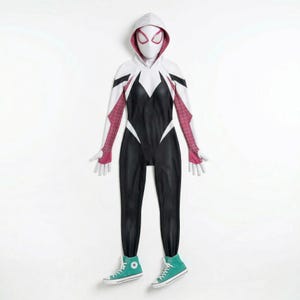 Peut inclure: Un costume complet avec un capuchon et un masque blancs, un corsage noir et blanc et des leggings noirs. Le costume a des accents roses sur les bras et les mains. Des baskets montantes teal compl&egrave;tent le look.