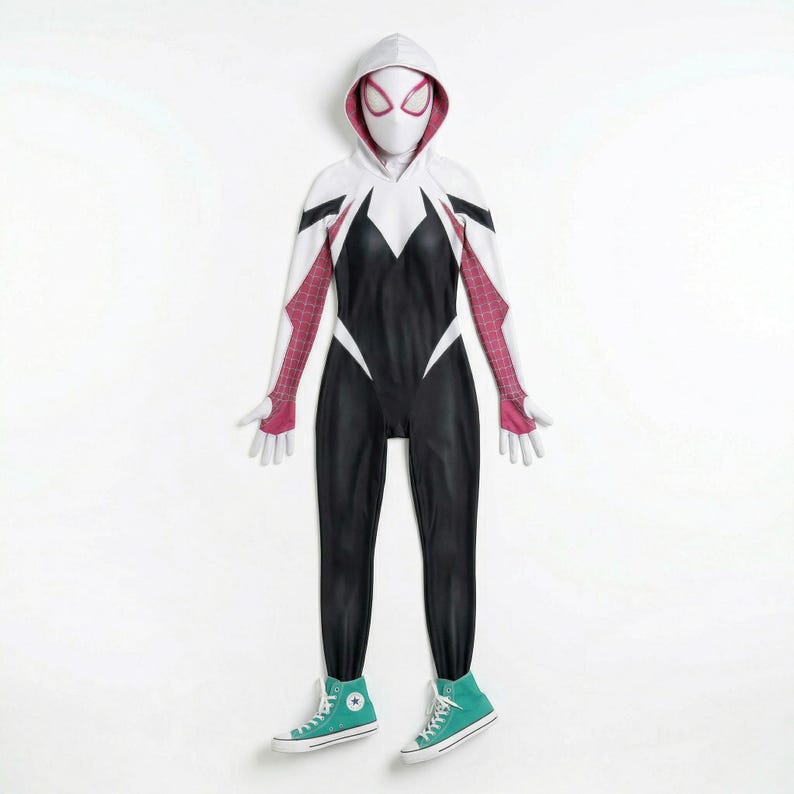 Peut inclure: Un costume complet avec un capuchon et un masque blancs, un corsage noir et blanc et des leggings noirs. Le costume a des accents roses sur les bras et les mains. Des baskets montantes teal compl&egrave;tent le look.