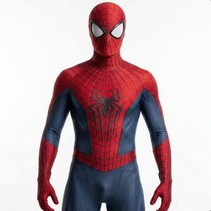 Puede incluir: Un traje completo de Spider-Man en rojo y azul. Las secciones rojas presentan un patrón de telaraña, y el pecho muestra un emblema de araña negra. La máscara tiene lentes oculares blancas. El traje es ajustado.
