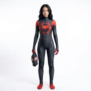 Puede incluir: Un juego de tres tazas de cer&aacute;mica con un acabado mate moteado. Las tazas son de color crema, gris claro y gris oscuro. Cada taza tiene un dise&ntilde;o simple y minimalista y un asa redondeada.