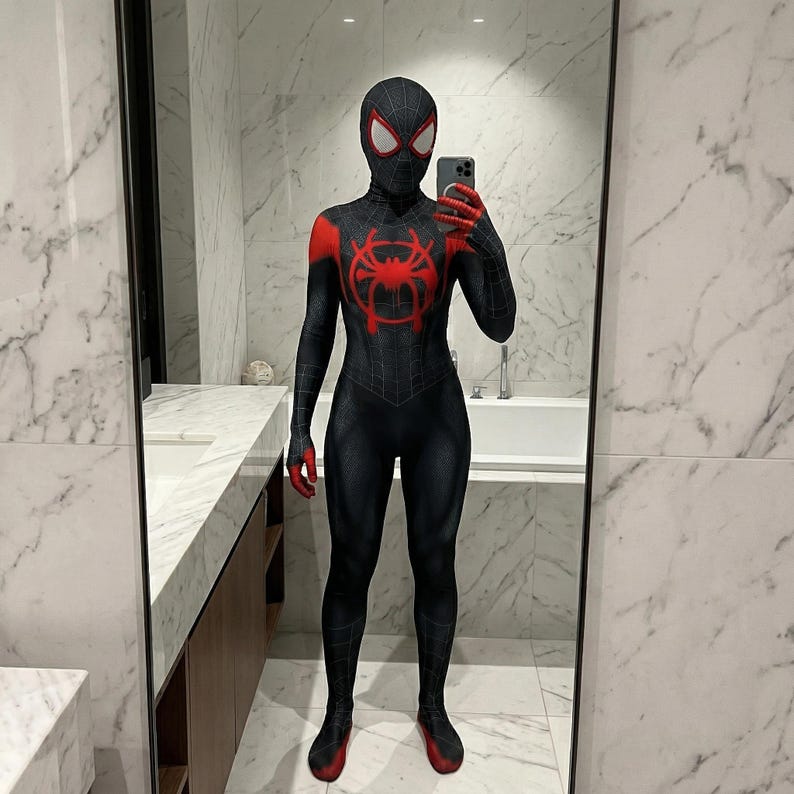 Disfraz de Spider-Man negro / Traje inspirado en Miles Morales del Spider-Verse / Traje de Halloween para adultos / Máscara 3D con lentes y diseño de telaraña imagen 2