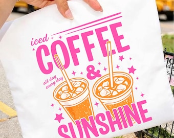 Iskaffe och solsken PNG, sommarkaffegrafik, estetisk iskaffe PNG, presentdesign för kaffeälskare, trendigt sommarcitat PNG