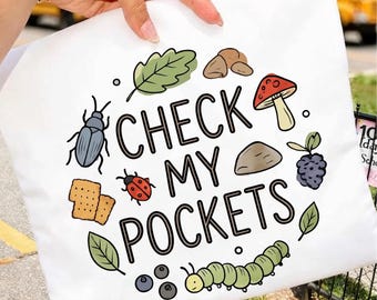 Kolla mina fickor PNG-design för barn, rolig insektsälskare, naturutforskare, småbarnströja, söt utomhusäventyrströja, insektsjaktsclipart
