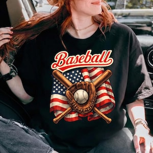 Peut inclure: Panneau en bois rustique avec l'inscription "Welcome to our home" en lettres blanches. Le panneau présente une finition vieillie et un design simple et accueillant, idéal pour la décoration de la porte d'entrée.