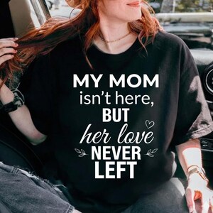 Maglietta "Mia mamma non è qui, ma il suo amore non se n'è mai andato", maglietta commemorativa per la festa della mamma, regalo di condoglianze per la perdita della mamma, maglietta con citazione commemorativa PNG