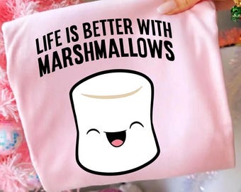 Livet är bättre med marshmallows png, marshmallow-älskare-present, lägerelds-snacks-present, sötsaks-grafik-t-shirt digital nedladdning