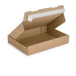 Può includere: Scatola di cartone marrone aperta, con una striscia adesiva bianca sul coperchio. La scatola è rettangolare ed è progettata per la spedizione o lo stoccaggio. La scatola è vuota.