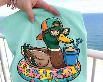 Pato con ambiente veraniego PNG, diseño divertido para camisetas de verano, gráfico para camisetas de verano infantiles, pato veraniego PNG para niños y niñas, camiseta para vacaciones en la playa, vacaciones de verano