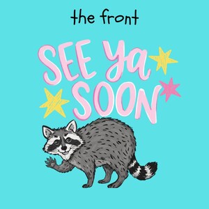 Może przedstawiać: Ilustracja z kresk&oacute;wki na turkusowym tle przedstawia szopę machającą z napisem "SEE Ya SOON" w r&oacute;żowych literach. W projekcie uwzględniono r&oacute;wnież ż&oacute;łte i r&oacute;żowe akcenty gwiazd.