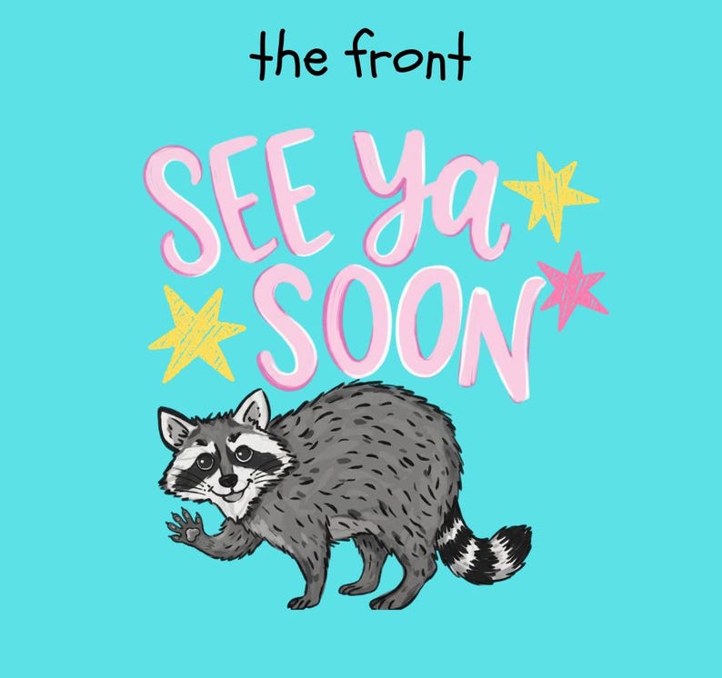Może przedstawiać: Ilustracja z kresk&oacute;wki na turkusowym tle przedstawia szopę machającą z napisem "SEE Ya SOON" w r&oacute;żowych literach. W projekcie uwzględniono r&oacute;wnież ż&oacute;łte i r&oacute;żowe akcenty gwiazd.