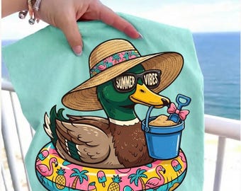 Pato con ambiente veraniego PNG, diseño divertido de camiseta de verano, gráfico de camiseta de verano para niños, pato de verano para niñas PNG, camiseta de vacaciones en la playa, vacaciones de verano
