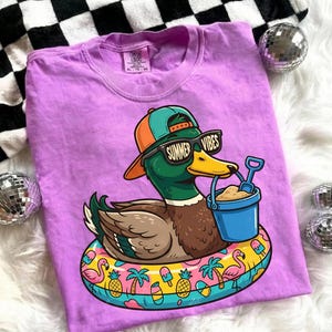 Pato con ambiente veraniego PNG, diseño divertido para camisetas de verano, gráfico para camisetas de verano infantiles, pato veraniego PNG para niños y niñas, camiseta para vacaciones en la playa, vacaciones de verano imagen 2