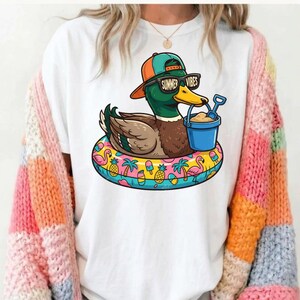Pato con ambiente veraniego PNG, diseño divertido para camisetas de verano, gráfico para camisetas de verano infantiles, pato veraniego PNG para niños y niñas, camiseta para vacaciones en la playa, vacaciones de verano imagen 3