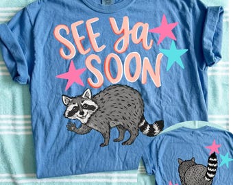 See Ya Soon Racoon PNG, Racoon PNG, Modna koszulka PNG, See Ya Soon PNG, Girly Png, Boutique Png, Urocza koszulka ze zwierzętami, Urocza koszulka ze zwierzętami