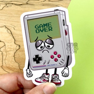 VS138 Retro Sad Consola de videojuegos Vinilo Adhesivo / Game Over Pixel Art / 90s Kid Gamer / 8-bit Handheld / Funny Twitch Streamer Gift