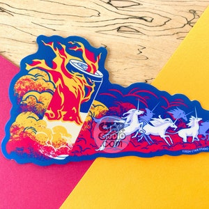 Könnte beinhalten: Ein blauer und roter Aufkleber mit einer roten Bullendose, die von Flammen verschlungen wird, und einer Gruppe weißer Einhörner, die durch die Wolken rennen. Der Text "©2014 CTR STUDIO" befindet sich in der unteren rechten Ecke.