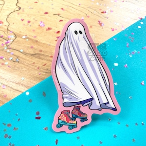 Könnte beinhalten: Ein weißer Geist, der Rollschuhe mit Regenbogenrädern trägt. Der Geist trägt ein rosa und violettes Outfit und hat einen rosa und violetten Heiligenschein. Der Hintergrund ist eine blaue und weiße Oberfläche mit Glitzer.