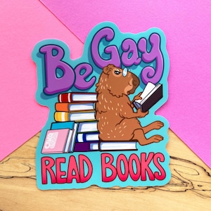 VS062 Be Gay Read Books Capybara Vinyl Aufkleber / LGBT Buchliebhaber Geschenk / Be Gay Do Crime / lustiges Geschenk für Buchhandlungsbesitzer / Bibliothekar Geschenk
