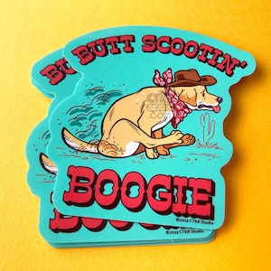 Pode incluir: Uma pilha de adesivos turquesa com um cão de desenho animado usando um chapéu de cowboy e bandana, com as palavras "BU BUTT SCOOTIN' BOOGIE" em vermelho. O cão é retratado deslizando perto de um cacto.