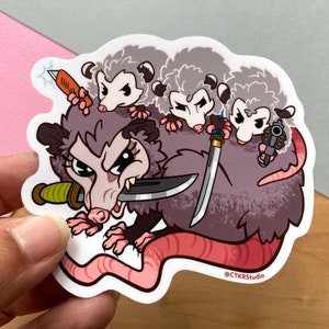 Peut inclure: Une illustration de dessin anim&eacute; d'une opossum m&egrave;re avec trois b&eacute;b&eacute;s opossums. La m&egrave;re opossum tient un couteau et les b&eacute;b&eacute;s opossums tiennent un pistolet, un couteau et un cutter. L'illustration est dans un style de dessin anim&eacute; et est sur un fond blanc.