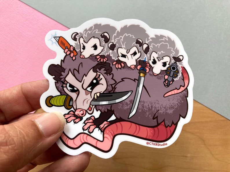 Peut inclure: Une illustration de dessin anim&eacute; d'une opossum m&egrave;re avec trois b&eacute;b&eacute;s opossums. La m&egrave;re opossum tient un couteau et les b&eacute;b&eacute;s opossums tiennent un pistolet, un couteau et un cutter. L'illustration est dans un style de dessin anim&eacute; et est sur un fond blanc.
