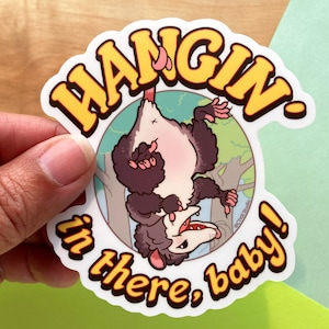 VS093 Possum Hangin' in There Baby Vinyl Sticker / Opossum Positiviteit Sticker / Hang in There / Motiverend Citaat / Inspirerend gezegde