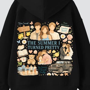 Puede incluir: Sudadera con capucha negra con un diseño gráfico. El diseño incluye el texto "THE SUMMER I TURNED PRETTY" e ilustraciones de personas, escenas de playa y las palabras "Team Conrad" y "Team Jeremiah."