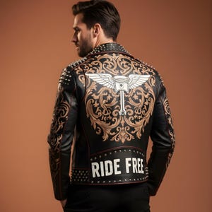 Puede incluir: Chaqueta de cuero negra con un diseño decorativo en la espalda, con un pistón con alas y las palabras "RIDE FREE". La chaqueta tiene tachuelas plateadas en el cuello y los hombros, y un ribete rojo.