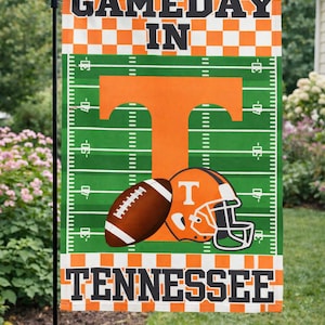 Può includere: Bandiera da giardino dei Tennessee Volunteers con le parole "GAMEDAY IN TENNESSEE". La bandiera presenta un design da campo da football con una "T" arancione, un pallone da football e un casco. I bordi superiore e inferiore hanno un motivo a scacchiera arancione e bianco.