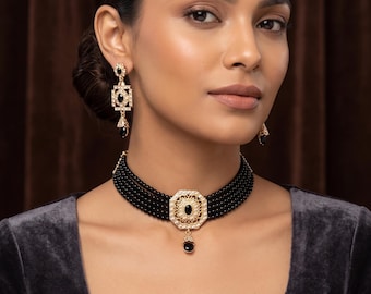 Conjunto de colar choker com contas pretas e brincos de cristal dourado – Joias vintage marcantes
