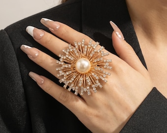 Anello regolabile Pearl Sunburst, gioiello vistoso in oro e cristallo