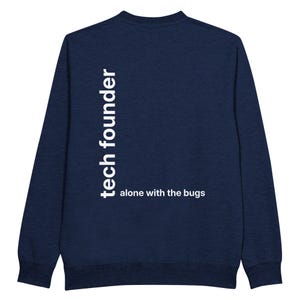 Può includere: Felpa blu navy con la scritta bianca "tech founder" in verticale sul lato sinistro e "alone with the bugs" in basso. Girocollo e maniche lunghe.