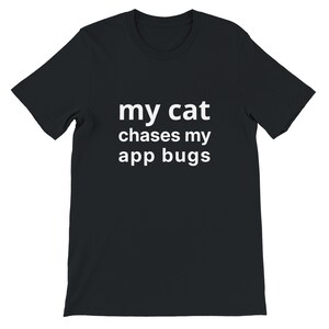 Camiseta divertida para dueños de gatos: Mi gato persigue errores de aplicaciones, regalo humorístico para programadores emprendedores.