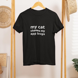 Divertente maglietta per proprietari di gatti: il mio gatto insegue i bug delle app, umorismo da startup, regalo per programmatori