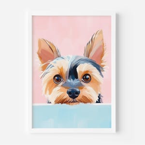Könnte beinhalten: Gerahmter Kunstdruck mit einem Yorkshire Terrier. Das Gesicht des Hundes ist in Braun-, Schwarz- und Beigetönen dargestellt, mit großen braunen Augen und einer schwarzen Nase. Der Hintergrund ist in Rosa und Blau unterteilt.