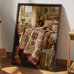 Op de afbeelding: Een ingelijste kunstdruk van een slaapkamer met een patchwork sprei met rode en blauwe sterpatronen op een bed. Een kat rust op het bed bij een raam met bloemengordijnen, een houten kist en een klein lampje op een nachtkastje.
