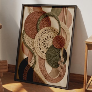 Op de afbeelding: Een ingelijst wandkunstwerk met een gelaagde compositie van cirkelvormige haakelementen in tinten roest, olijfgroen en crème. Het ontwerp bevat ingewikkelde kantachtige patronen, dicht gehaakte cirkels en bungelende garenbolletjes.