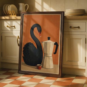 Könnte beinhalten: Ein gerahmter Kunstdruck, der einen schwarzen Schwan neben einer weißen Mokkakanne und einer kleinen roten Espressotasse auf einer flachen Oberfläche zeigt. Der Hintergrund der Illustration ist in einem einfarbigen Terrakotta-Orange gehalten.