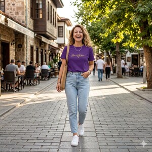 Camiseta Blessed & Woke com estampa em letras cursivas douradas