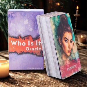 Könnte beinhalten: Ein Kartenspiel mit 78 Orakelkarten und einer lila-orangenen Box. Auf der Box steht "Who Is It Oracle". Die Karten zeigen ein Aquarellporträt einer Frau mit dem Wort "Redhead".