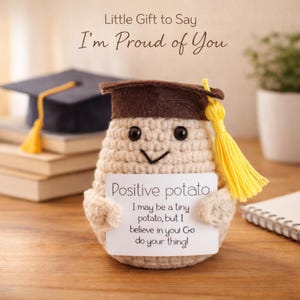 Puede incluir: Una figura de patata tejida a ganchillo con birrete y un cartel que dice "Positive potato". El cartel dice "I may be a tiny potato, but I believe in you! Go do your thing!" La imagen también incluye un birrete y libros.