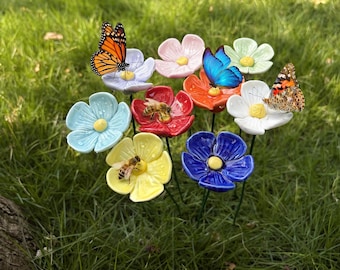 Estacas de cerámica hechas a mano para jardín: bebedero para abejas, comedero para mariposas, adorno original para el jardín.
