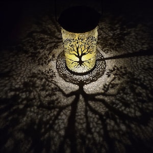 Linterna solar Árbol de la Vida, decoración de jardín con recortes de metal, luz solar colgante impermeable para exteriores, lámpara de proyección de sombras para patio.