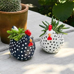 Vasos de resina em formato de galinha pintada, resistentes às intempéries, para suculentas, ideais para jardim e casa. Decoração rústica com estampa de bolinhas. Ótimo presente para inauguração de casa.
